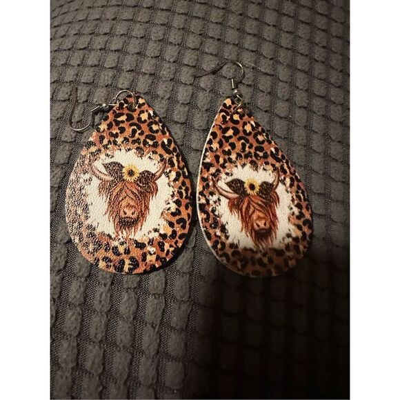 Highland Cow Cheetah Teardrop Earrings - Picture 1 of 2